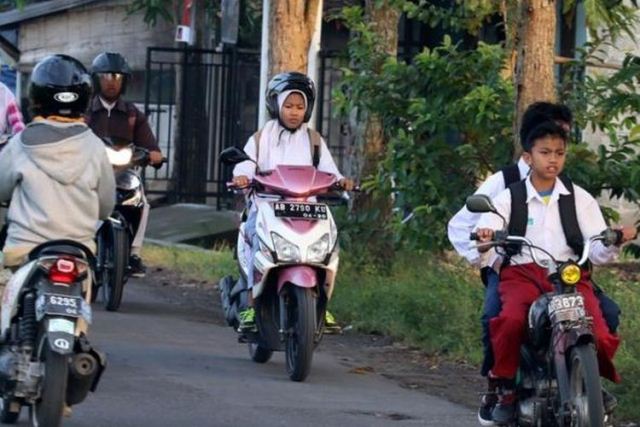 Anak Naik Sepeda Motor